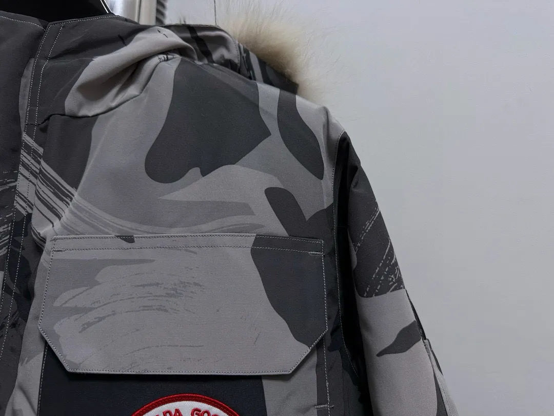 P780 top purchasing version, camouflage gray (wolf fur optional) 🇨🇦CANADA GOOES 24 new models 08/couple models Factory direct supply: supplying global purchasing, micro-business, entities, Tmall, high-end stalls and studio cooperation, free shipping! Canada Goose Expedition Parka 2008 is the same style for men and women. It is mid-length and the most timeless classic. All Arctic and Antarctic scientific expedition teams choose Canada Goose as their cold-proof equipment. It is the Rolls-Royce of down jackets. ➖ Industry-leading anti-counterfeiting chip sensing. ➖ Imported Behringer embroidery machines and customized embroidery labels, the highest level and industry leading. ➖ Imported Korean 21-count polyester-cotton blended original fabric, TC85 waterproof coated fabric, water-repellent, windproof and wear-resistant. ➖ The new national standard 80 white duck down is filled with an average of 520 grams of down. The amount of down filled is industry-leading. ➖ 100% nylon lining with double double-layer sealing design to prevent velvet running, and seamless thread design on the cuffs! ➖ Western Canadian Green Wolf Collar. ➖ Yoshida YKK provides original factory-customized electroplated sliders. YKK two-way lockable zippers are tight and smooth and do not peel off paint. ➖ 3M composite Velcro is durable and the accessories and hardware are all custom-made. Note: Our copywriting is only simple and clear. Instead of bragging about the copywriting, it is better to compare and understand with samples. Only for the purest goose, the most dedicated, the most professional, the highest quality, the highest cost performance!  Size:XS-XXL